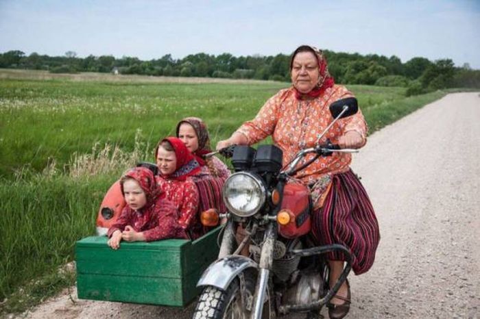 Бабушка на мотоцикле