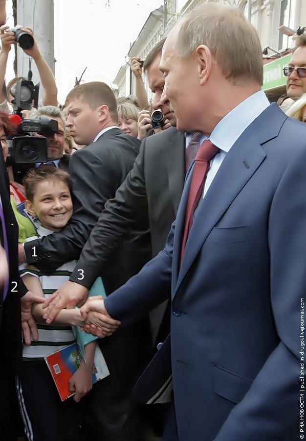 Владимир Владимирович Путин здоровается с мальчиком